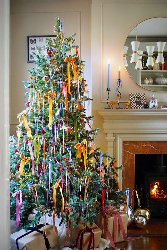 Bohemian Christmas Tree with Colorful Velvet Ribbons Bohemian Christmas Tree with Colorful Velvet Ribbons — Christmas Tree Color Schemes
