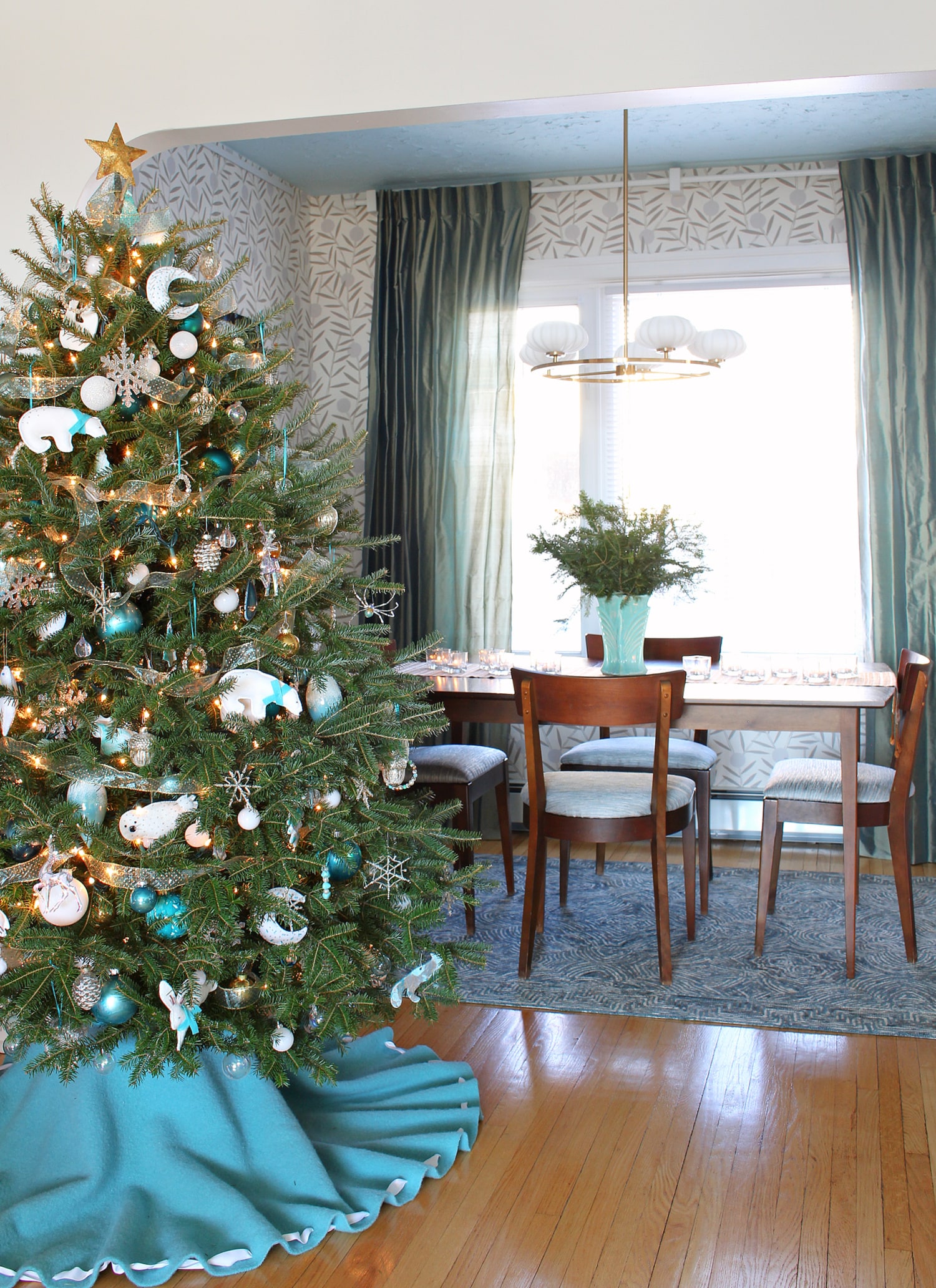Medium Shot Of Tree And Dining Area Visual Idea Medium Shot Of Tree And Dining Area Visual Idea — Winter Wonderland Christmas Tree