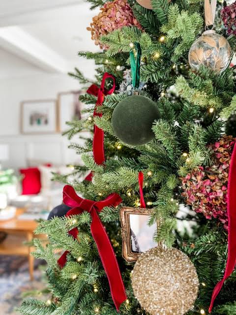 Cozy Red Velvet Ribbon and Gold Ornaments — Red and Gold Christmas Tree