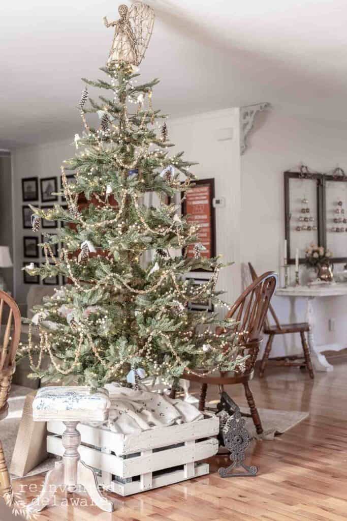 Green White Gold Brown Farmhouse Living Room with Centered Christmas Tree and Rustic Crate Green White Gold Brown Farmhouse Living Room with Centered Christmas Tree and Rustic Crate — Farmhouse Christmas Decor