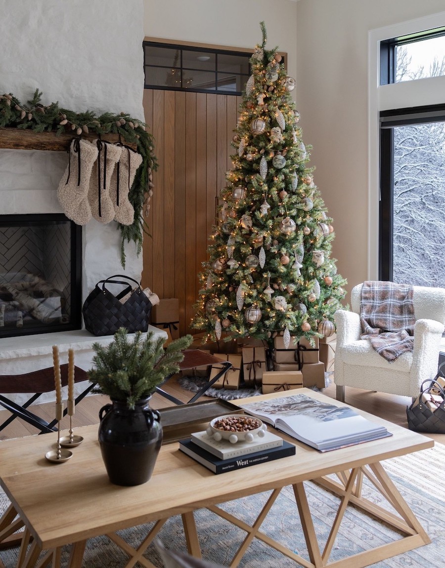 Open Plan Christmas Tree Centered Neutral Modern Living Room with Decorated Christmas Tree and Fireplace — Modern Christmas D