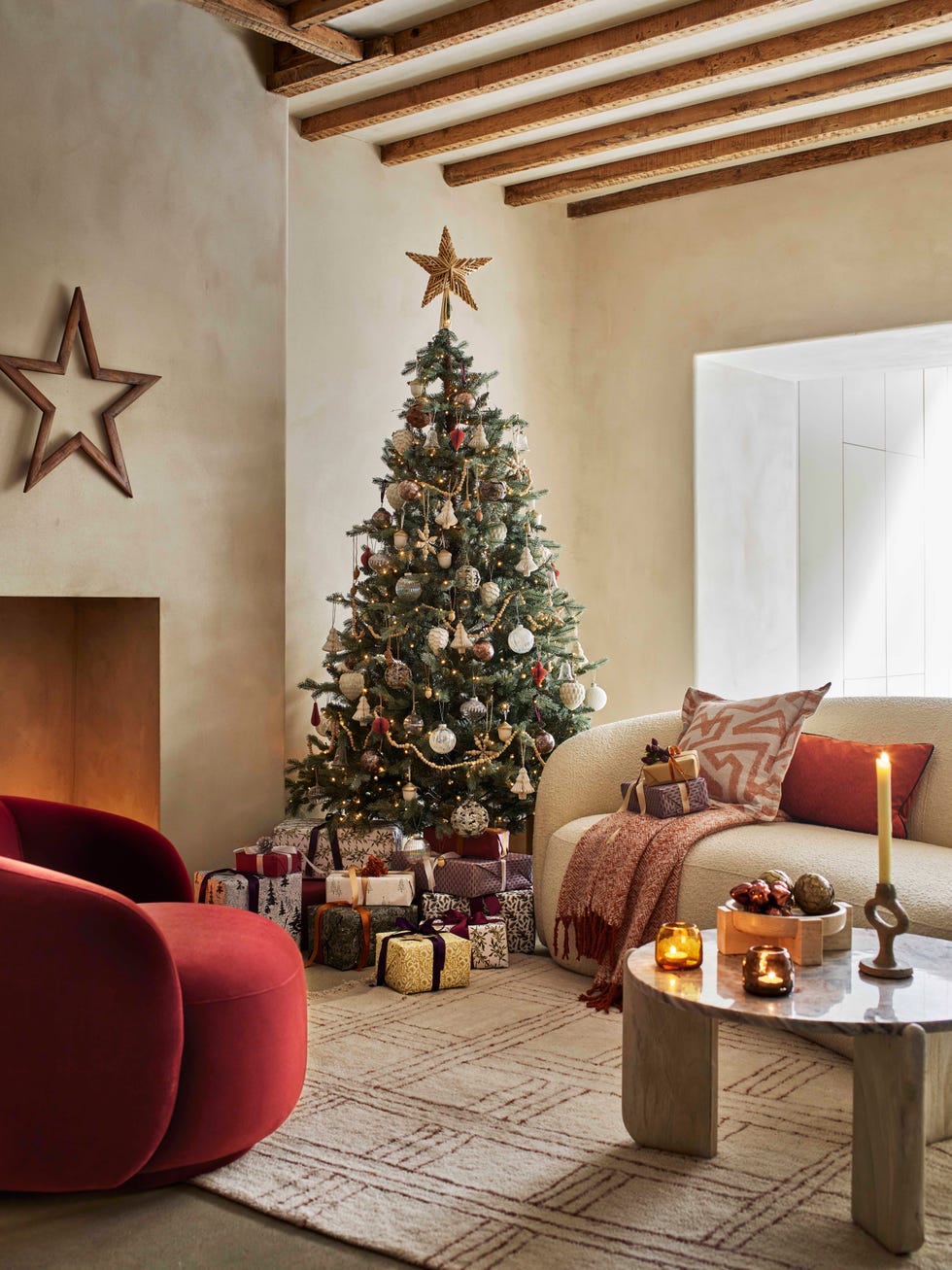 Spacious Living Room with Neutral Furniture and Central Tree — Minimalist Christmas Tree