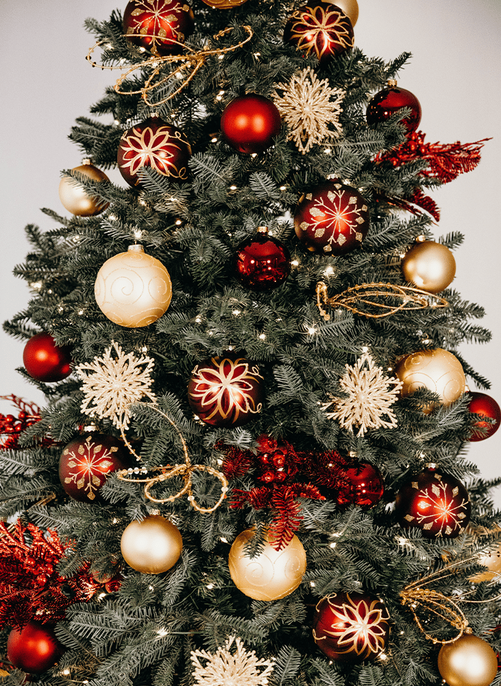 Traditional Christmas Tree Adorned with Red and Gold Baubles and Snowflakes Traditional Christmas Tree Adorned with Red and Gold Baubles and Snowflakes — Red and Gold Christmas Decor
