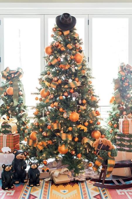 Western Themed Christmas Tree with Cowboy Hat Western Themed Christmas Tree with Cowboy Hat — Christmas Tree Color Schemes