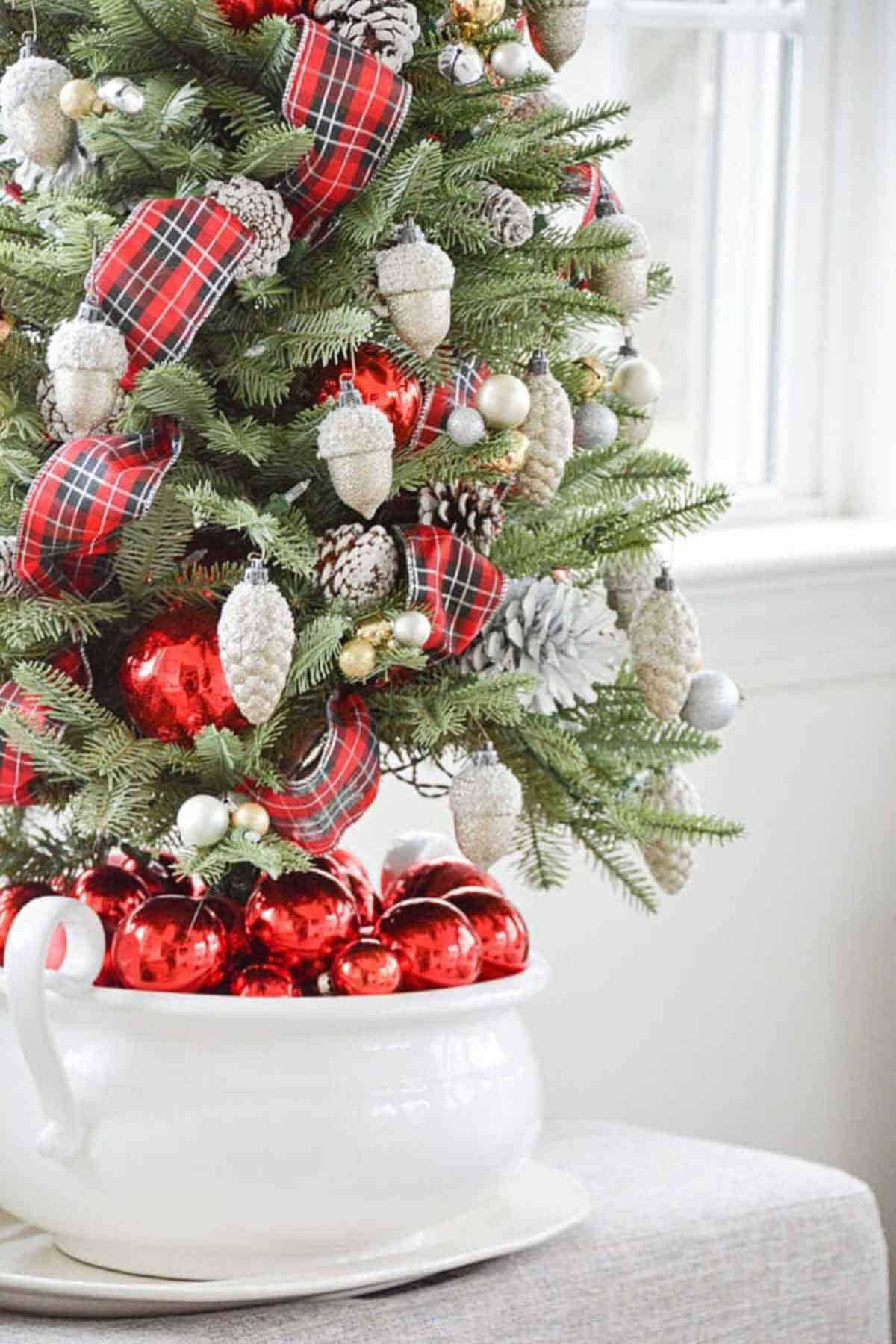 Farmhouse Christmas Tree with Red Plaid Ribbon Farmhouse Christmas Tree with Red Plaid Ribbon — Christmas Tree Color Schemes