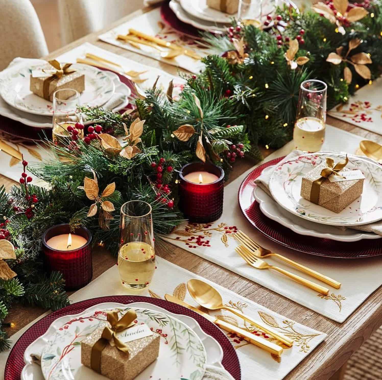 Traditional Christmas Table Setting with Gold-Wrapped Gifts — Christmas Dining Room Decor