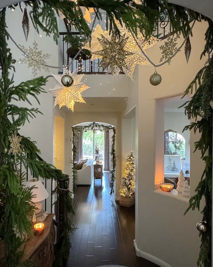 Farmhouse Entryway with Abundant Greenery Garland and Wreath Farmhouse Entryway with Abundant Greenery Garland and Wreath — Christmas Entryway Decor