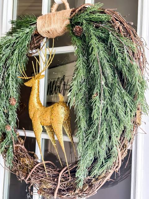 Natural Wreath with Glittery Gold Reindeer and Jute Hanger Natural Wreath with Glittery Gold Reindeer and Jute Hanger — Christmas Wreath
