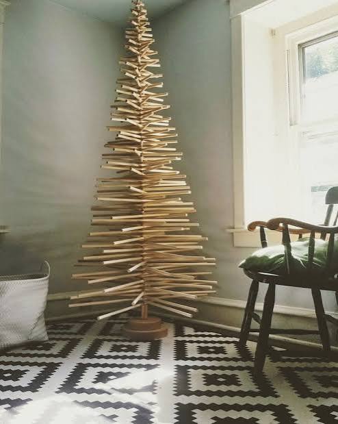 Modern Stick Christmas Tree with Geometric Arrangement Modern Stick Christmas Tree with Geometric Arrangement — Alternative Christmas Trees