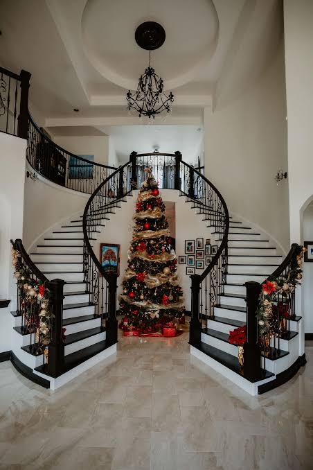 Traditional Foyer with Grand Christmas Tree and Garland Staircase Traditional Foyer with Grand Christmas Tree and Garland Staircase — Christmas Wedding Decor