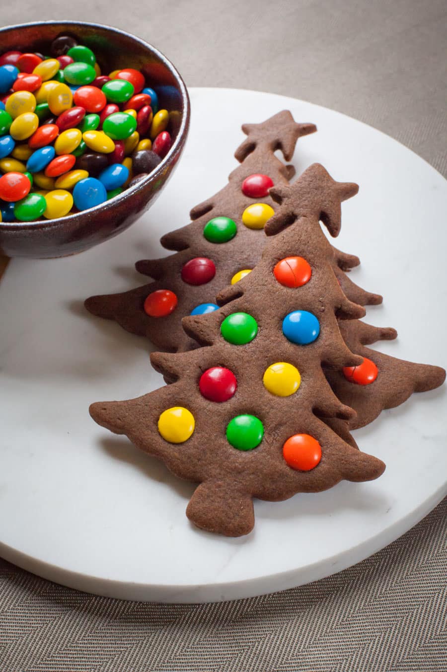 Gingerbread Cookies Shaped as Trees with Colorful Candy Decorations — Gingerbread Christmas Tree