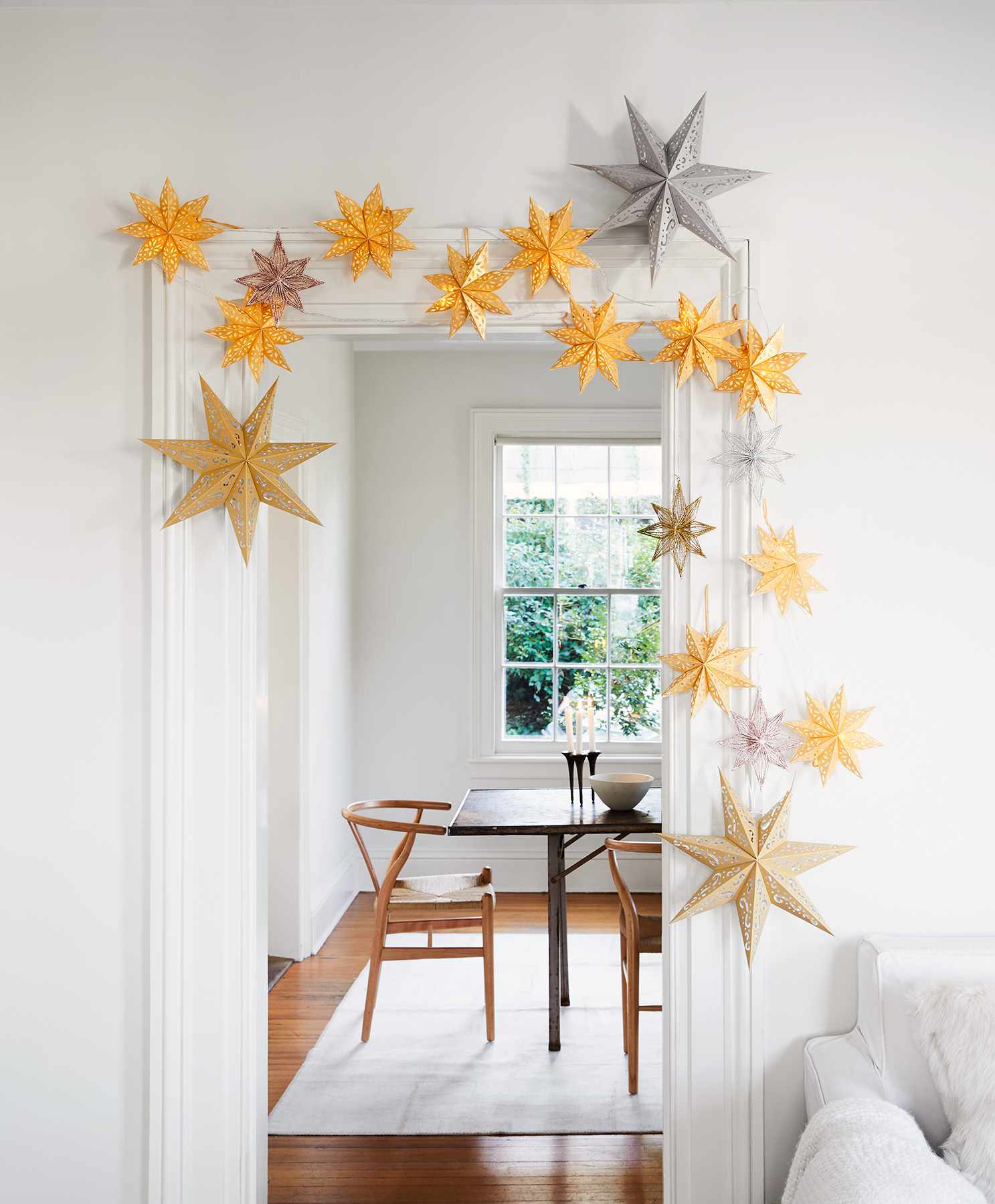 Modern Doorway Garland of Paper Stars Modern Doorway Garland of Paper Stars — Simple Christmas Decor