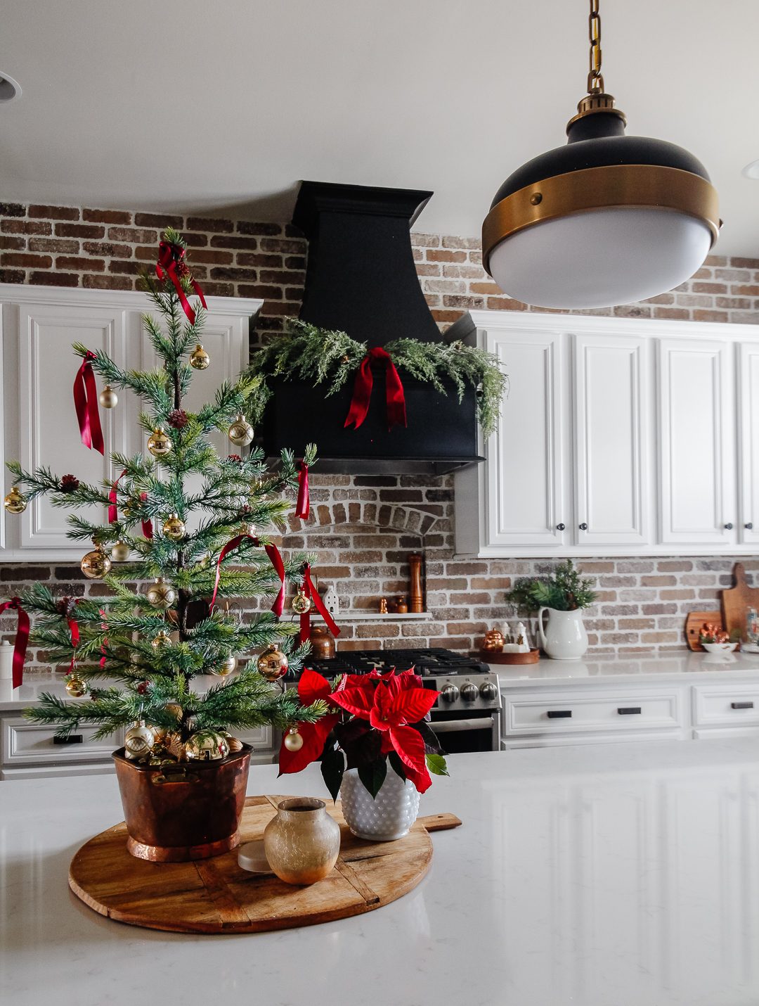 Modern Farmhouse Island with Mini Christmas Tree and Garland Modern Farmhouse Island with Mini Christmas Tree and Garland — Christmas Kitchen Decor