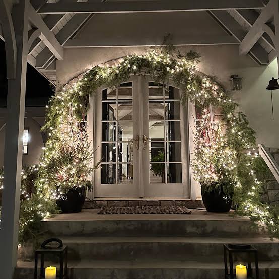 Elegant Doorway with Cascading Lights and Evergreen Garland Elegant Doorway with Cascading Lights and Evergreen Garland — Outdoor Christmas Lights