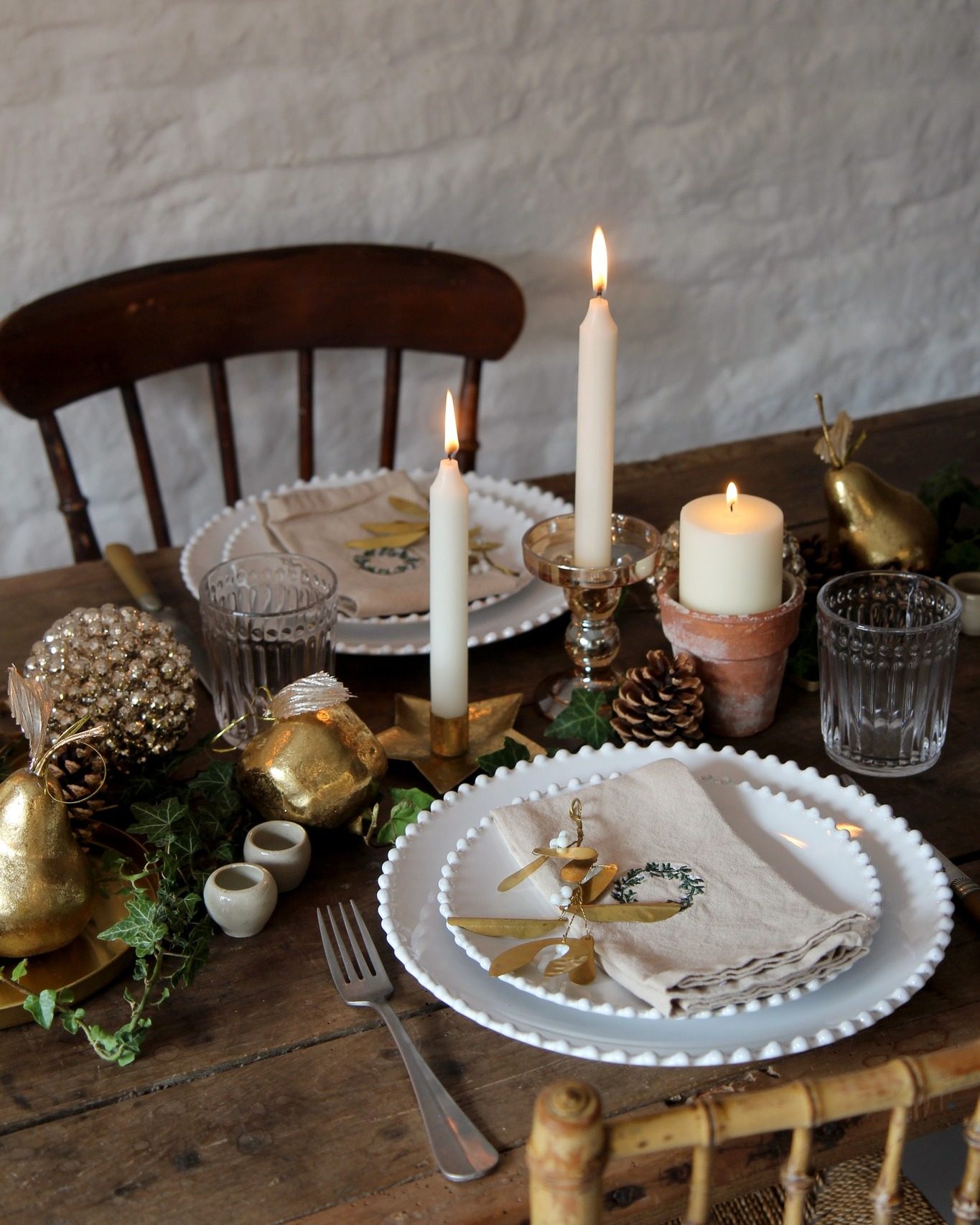 Rustic Charm with Gold Accents for a Cozy Christmas Table Rustic Charm with Gold Accents for a Cozy Christmas Table — Elegant Christmas Table Setting