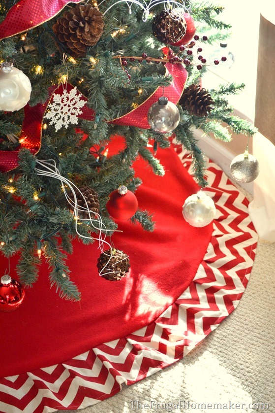 Rustic Christmas Tree with Pinecones and Red Ornaments on a Chevron Skirt Rustic Christmas Tree with Pinecones and Red Ornaments on a Chevron Skirt — Red and White Christmas Tree