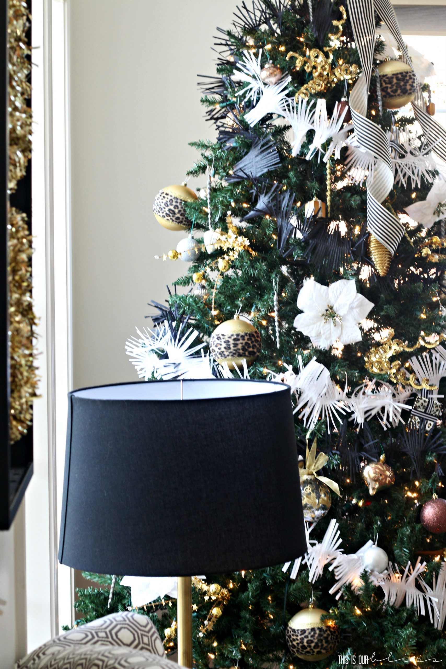 Modern Glam Black Christmas Tree with Leopard Print Baubles Modern Glam Black Christmas Tree with Leopard Print Baubles — Black and Gold Christmas Tree
