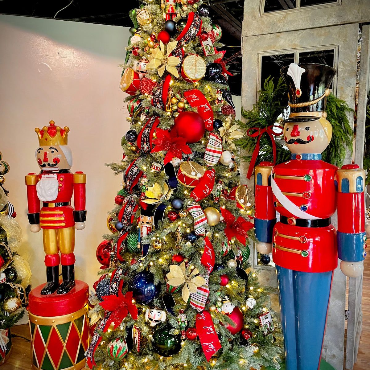 Christmas Tree Surrounded by King and Soldier Nutcracker Figures Christmas Tree Surrounded by King and Soldier Nutcracker Figures — Nutcracker Christmas Tree
