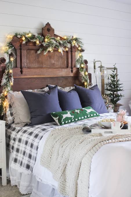 Farmhouse Christmas Bedroom with Garland on Wooden Headboard Farmhouse Christmas Bedroom with Garland on Wooden Headboard — Christmas Bedroom Decor