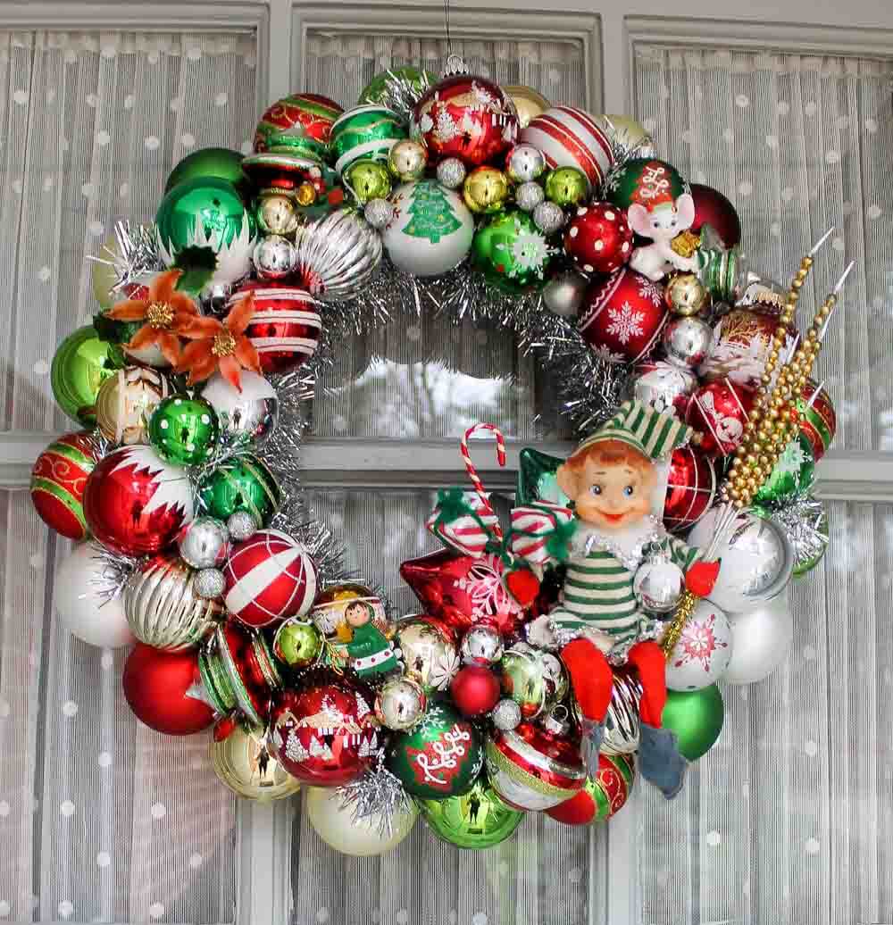 Busy Vintage Christmas Wreath Packed with Retro Figures and Baubles Busy Vintage Christmas Wreath Packed with Retro Figures and Baubles — Ornament Wreath