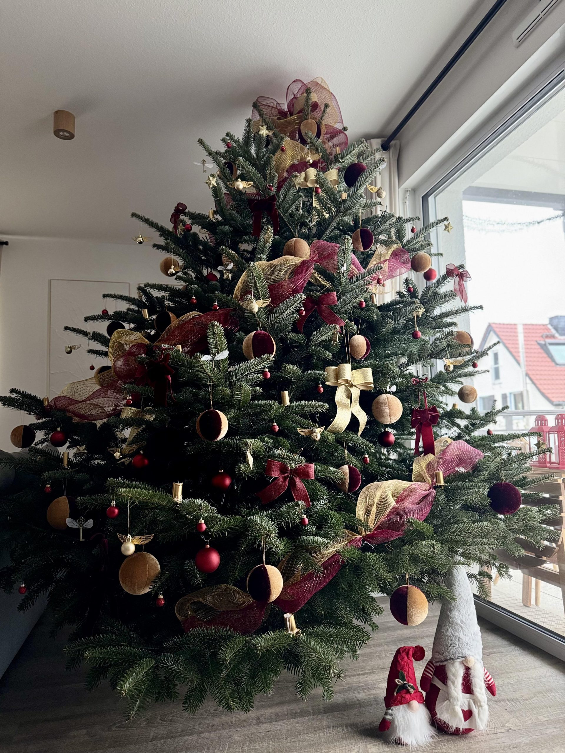 Festive Living Room Featuring a Burgundy and Gold Ornamented Tree Festive Living Room Featuring a Burgundy and Gold Ornamented Tree — Burgundy Christmas Decor