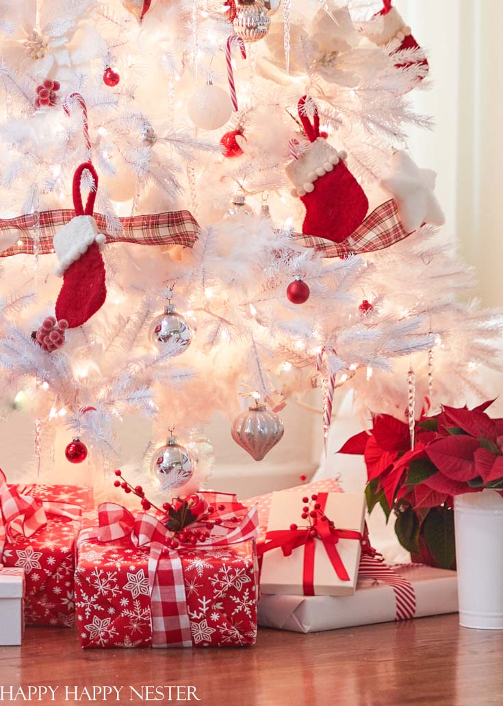 White Christmas Tree with Red and White Plaid Ribbons and Candy Canes White Christmas Tree with Red and White Plaid Ribbons and Candy Canes — Red and White Christmas Tree