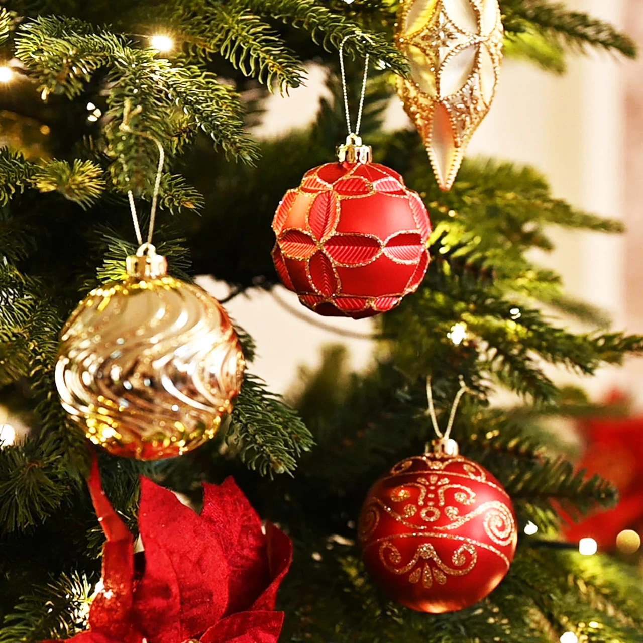 Close-Up Of Ornaments On A Tree Vibrant Red and Gold Baubles on a Christmas Tree Close-Up Of Ornaments On A Tree Vibrant Red and Gold Baubles on a Christmas Tree — Red and Gold Christmas Decor