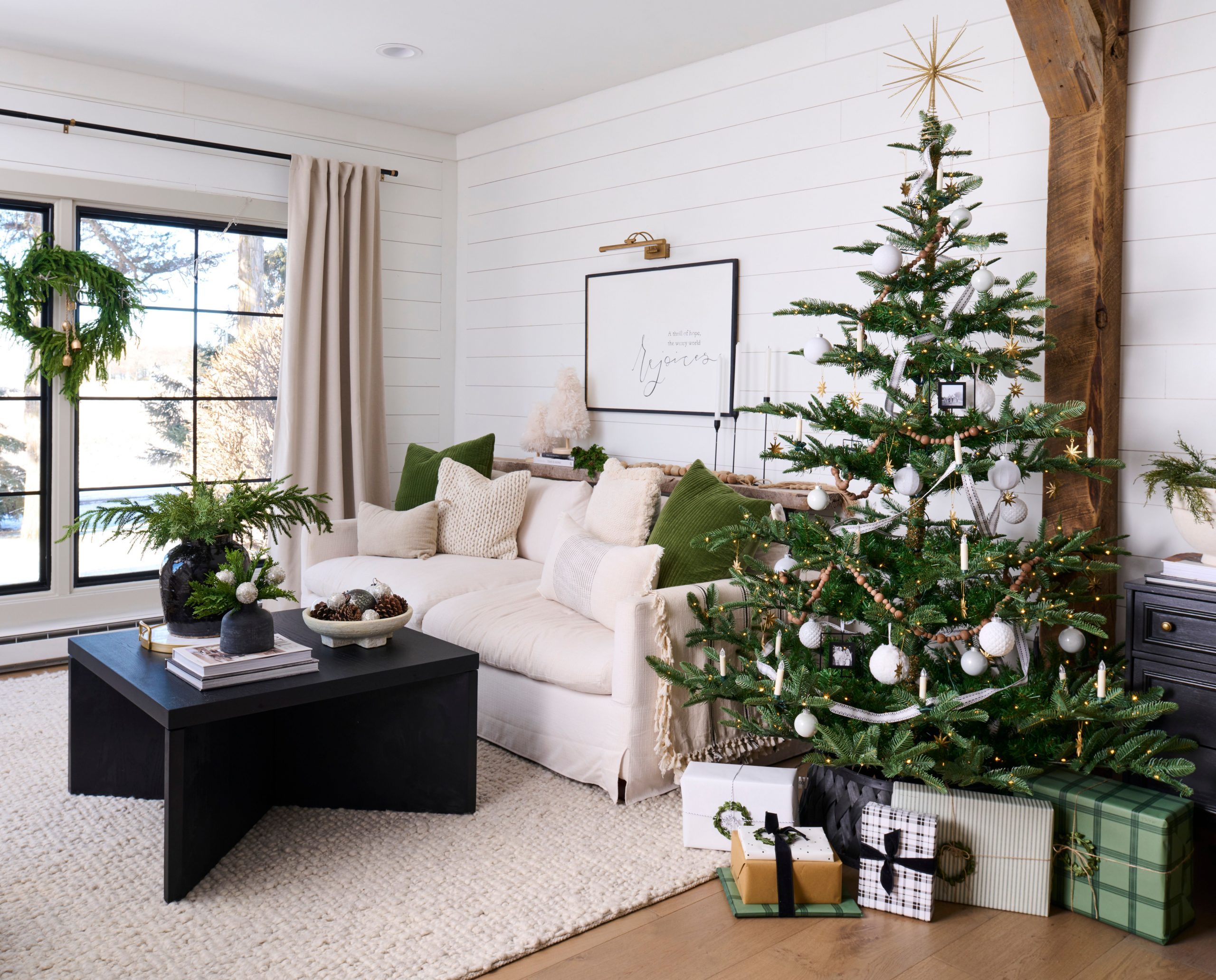 Wide Room Shot Modern Farmhouse Living Room with Stylish Christmas Tree Wide Room Shot Modern Farmhouse Living Room with Stylish Christmas Tree — Simple Christmas Decor
