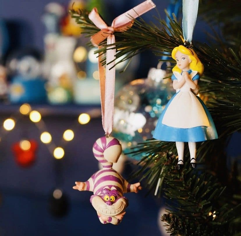 Alice in Wonderland Disney Ornament Close-Up Alice in Wonderland Disney Ornament Close-Up — Disney Christmas Tree
