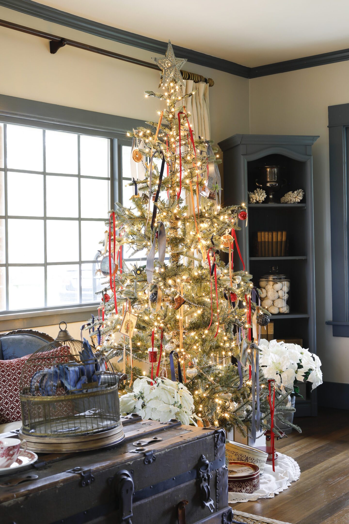 Traditional Living Room Featuring a Red Ribbon Christmas Tree Traditional Living Room Featuring a Red Ribbon Christmas Tree — Traditional Christmas Decor