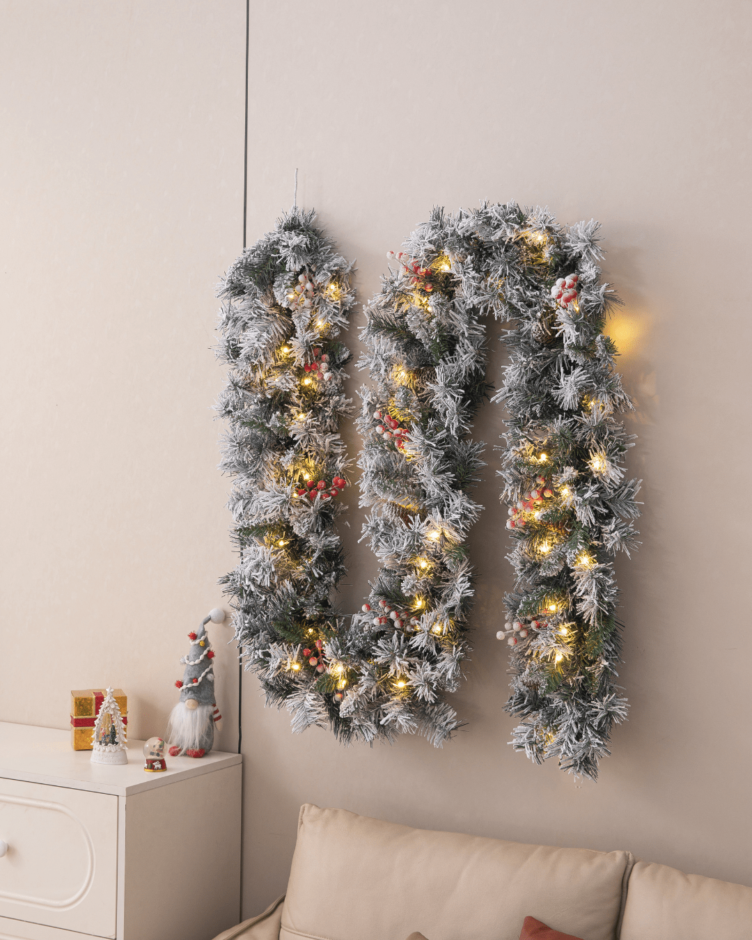 Snow-Flocked Garland Shaped into a Letter on Living Room Wall Snow-Flocked Garland Shaped into a Letter on Living Room Wall — Christmas Lights in Garland Indoor