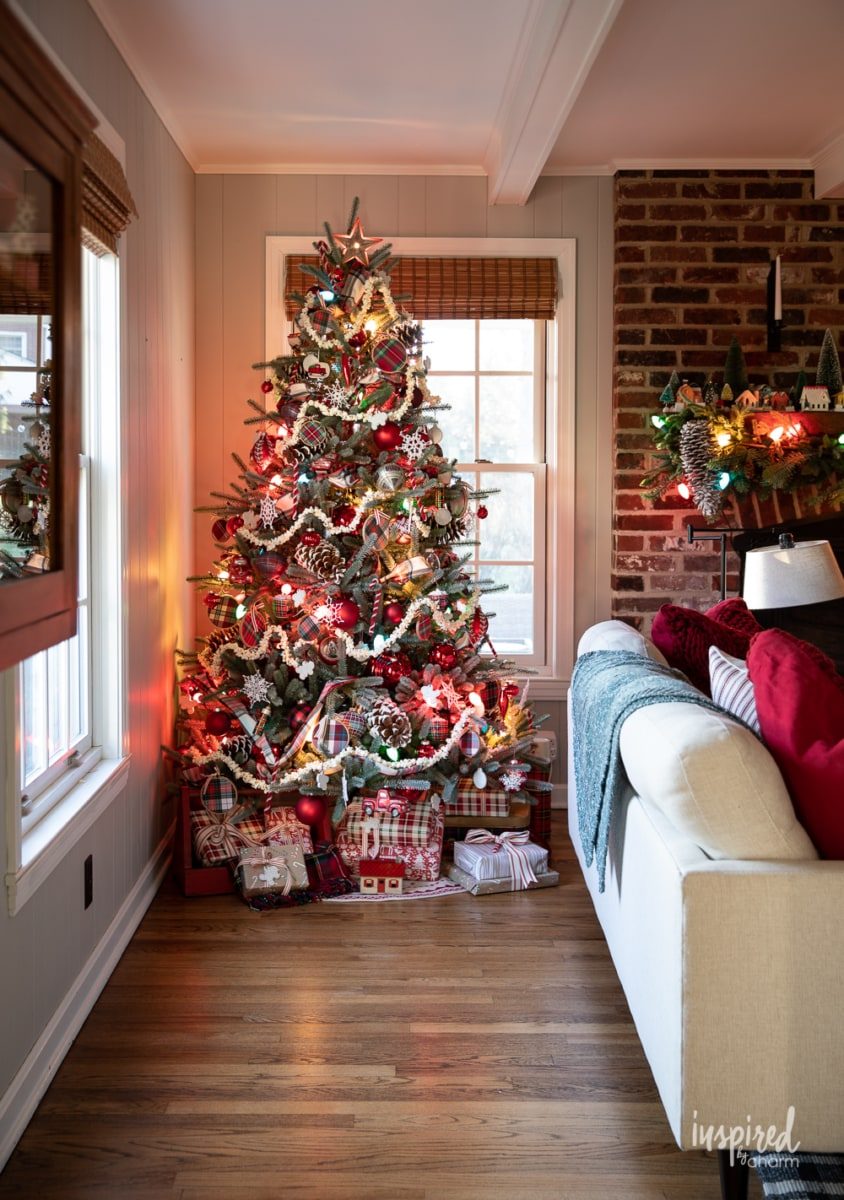 Traditional Christmas Tree with Plaid Ribbons and Ornaments Traditional Christmas Tree with Plaid Ribbons and Ornaments — Christmas Tree with Colored Lights