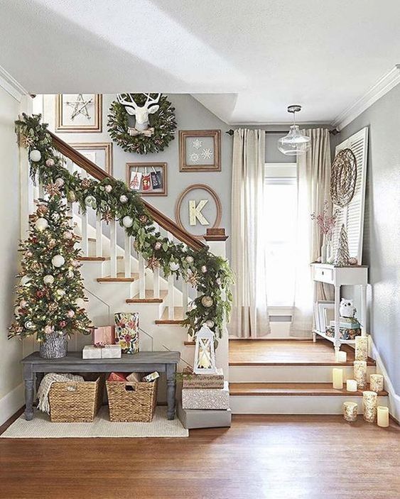 Voluminous Garland with Ornaments and Pinecones Voluminous Garland with Ornaments and Pinecones — Christmas Stair Garland