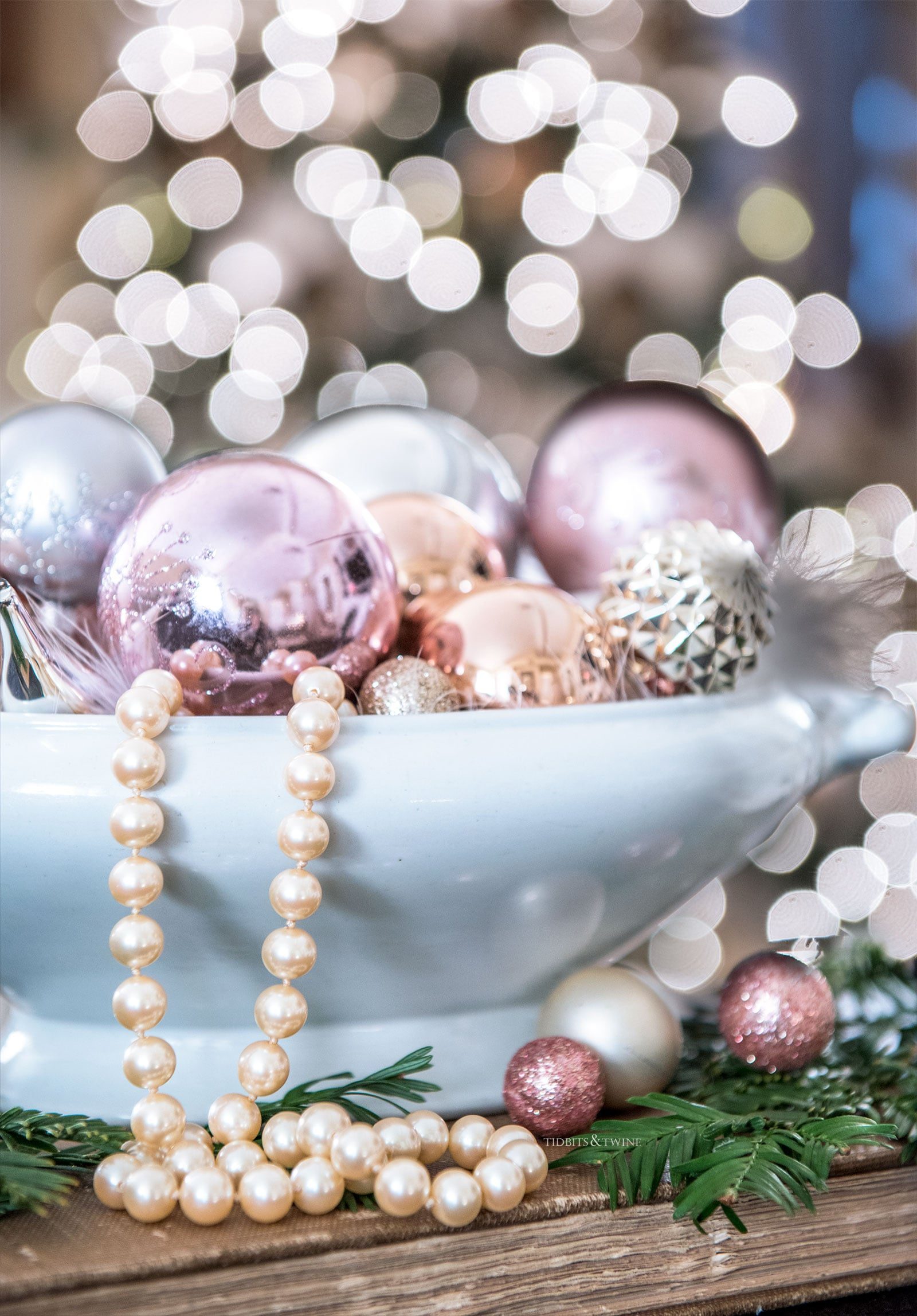Aesthetic Christmas Vignette with Pink and Gold Ornaments Aesthetic Christmas Vignette with Pink and Gold Ornaments — Aesthetic Christmas Decor
