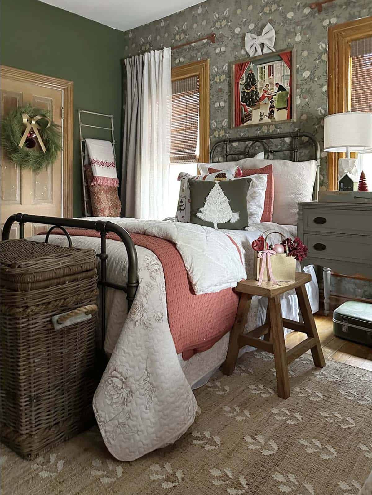 Eclectic Christmas Bedroom with Green Patterned Wallpaper and Wreath Eclectic Christmas Bedroom with Green Patterned Wallpaper and Wreath — Christmas Bedroom Decor