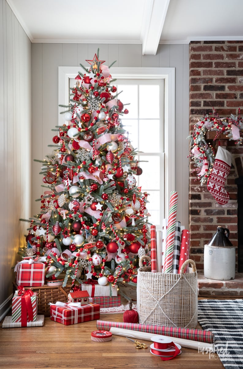 Traditional Red and White Christmas Tree with Snowflake Ornaments — Christmas Tree Decorating