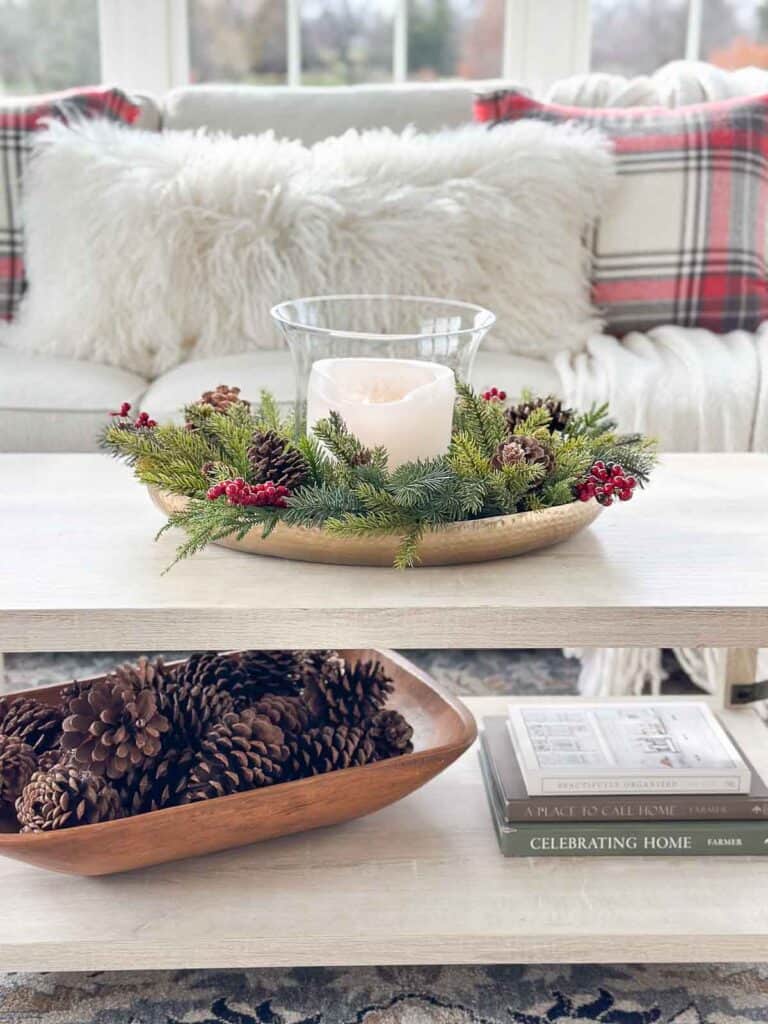 Modern Farmhouse Coffee Table with Greenery Modern Farmhouse Coffee Table with Greenery — Christmas Coffee Table Decor