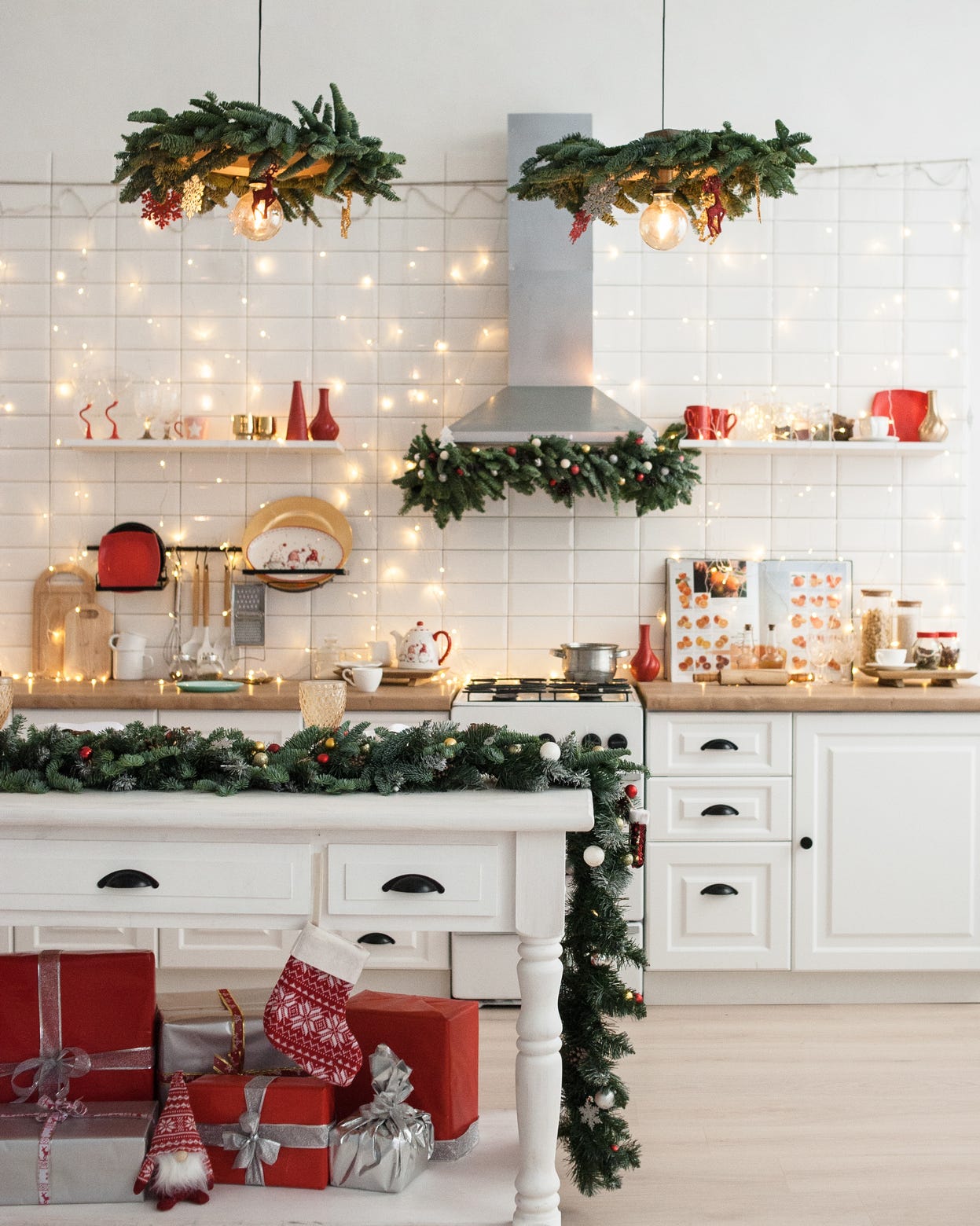 Traditional Kitchen with Garland and Festive Accents Traditional Kitchen with Garland and Festive Accents — Traditional Christmas Decor