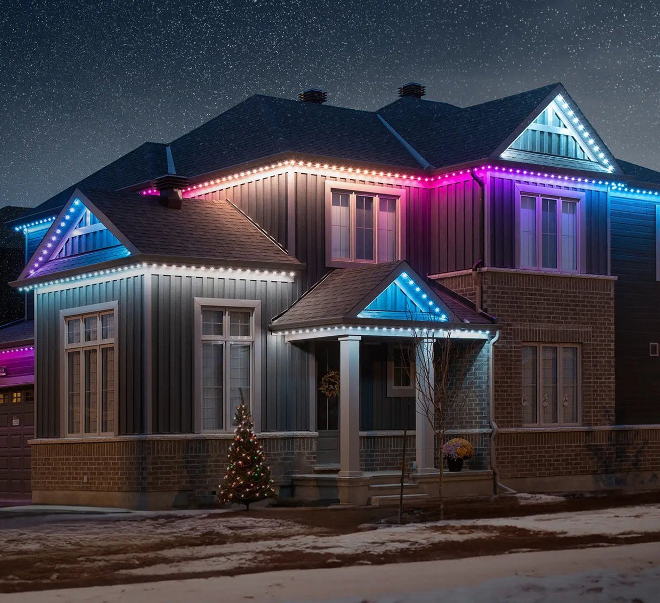 Modern House Exterior with Programmable LED Christmas Lights — Christmas House Exterior Decor