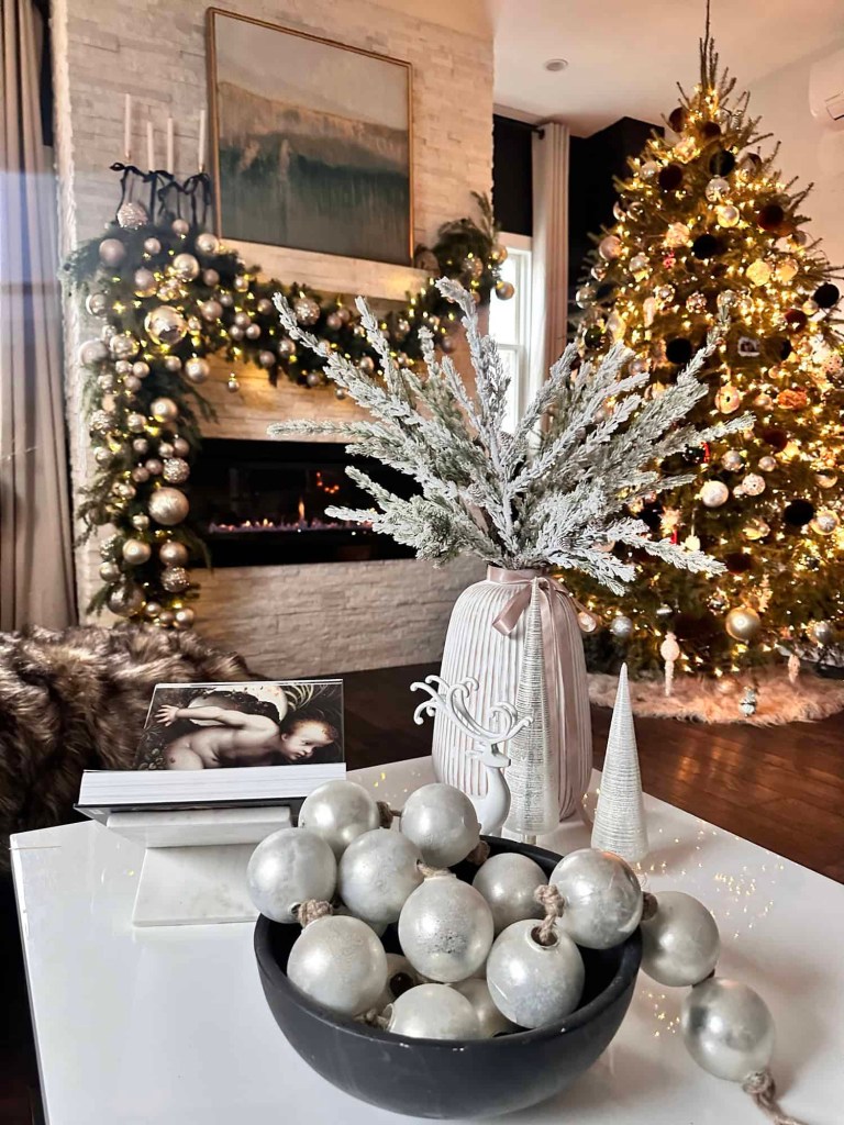 Tree To The Right Fireplace With Garland Elegant Modern Living Room with Gold and Silver Christmas Tree Garland — Modern Chri