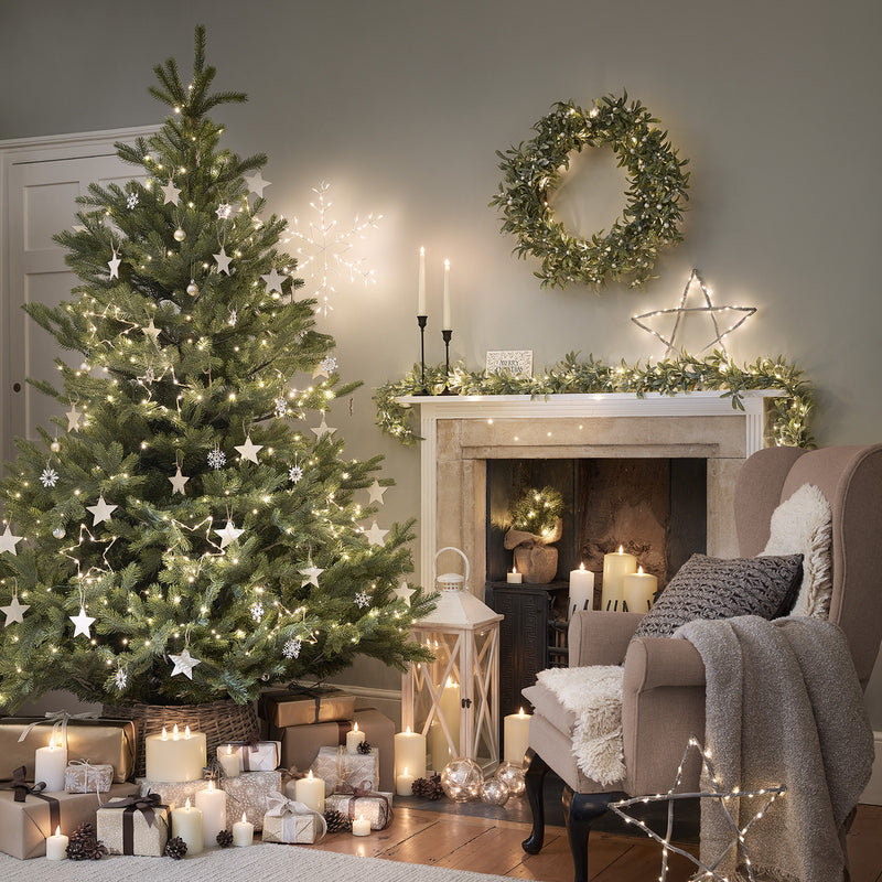 Cozy Traditional Living Room with a Lit Christmas Tree and Fireplace Cozy Traditional Living Room with a Lit Christmas Tree and Fireplace — White Christmas Decor