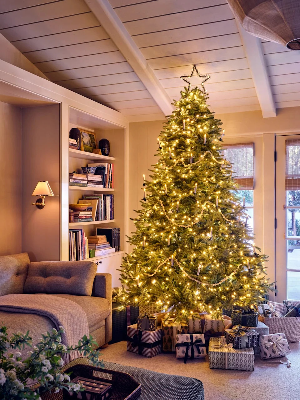 Centerpiece Christmas tree with gold and white ornaments in a cozy living room Centerpiece Christmas tree with gold and white ornaments in a cozy living room — Gold and White Christmas Tree