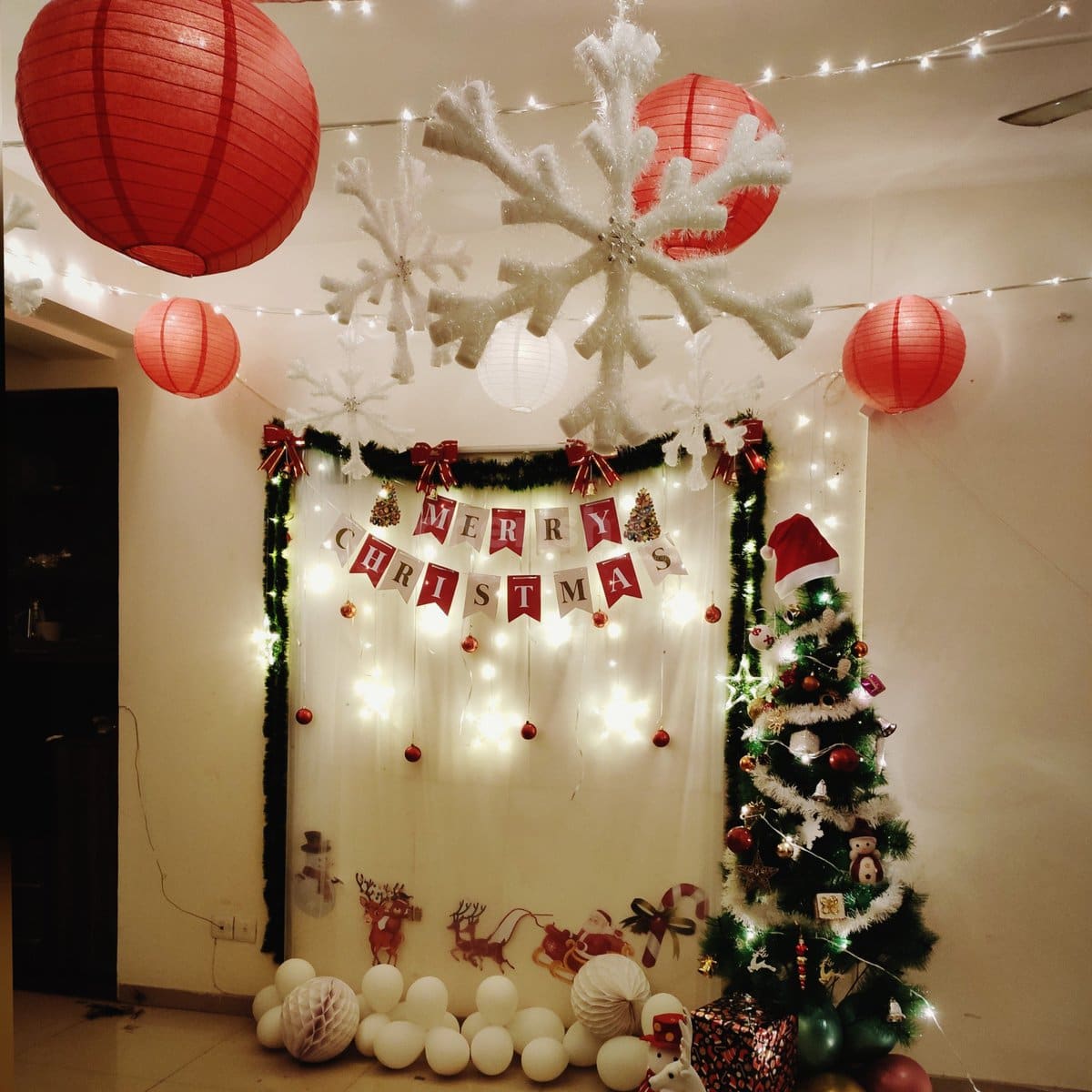 Festive Balloon and Banner Backdrop for a Christmas Party Space — Christmas Party Decor