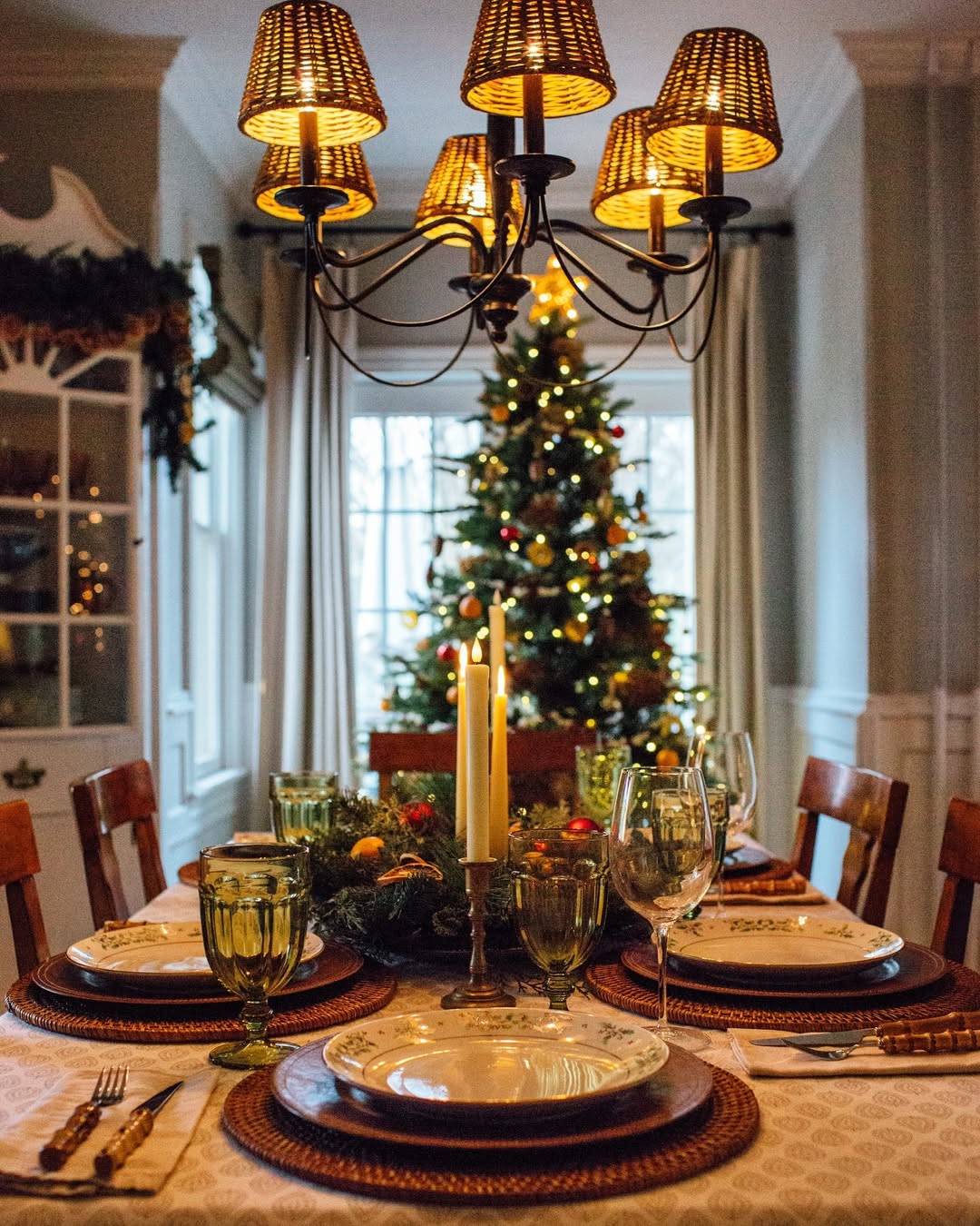Wicker Placemats and Green Glassware for a Traditional Christmas Dining Room Wicker Placemats and Green Glassware for a Traditional Christmas Dining Room — Elegant Christmas Table Setting