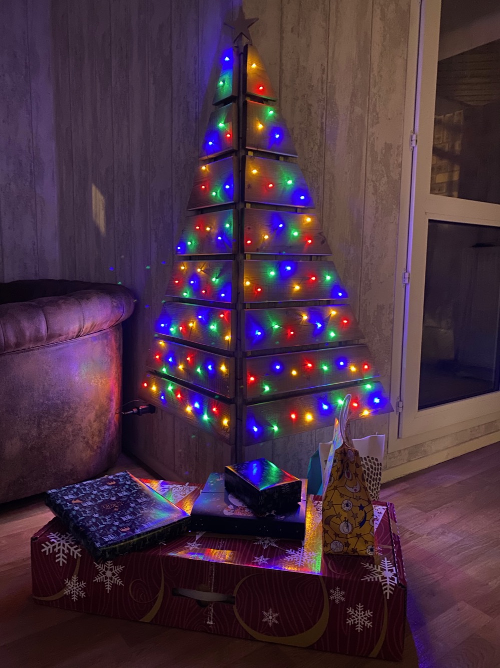 Wooden Pallet Christmas Tree with Multi-Colored Lights Wooden Pallet Christmas Tree with Multi-Colored Lights — Wall Christmas Tree