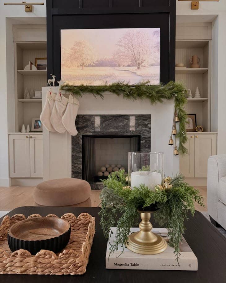Dark Coffee Table with Gold and Green Christmas Accents Dark Coffee Table with Gold and Green Christmas Accents — Christmas Coffee Table Decor