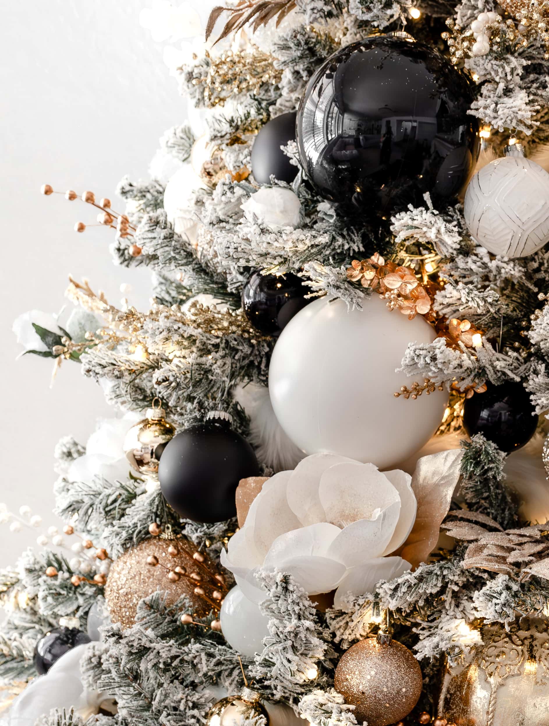 Living Room Glam Christmas Tree with Black, White, and Gold Ornaments Living Room Glam Christmas Tree with Black, White, and Gold Ornaments — Black and Gold Christmas Tree