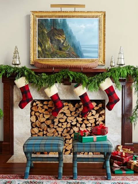 Classic Traditional Christmas Mantel Decor Classic Traditional Christmas Mantel Decor — Elegant Christmas Decor