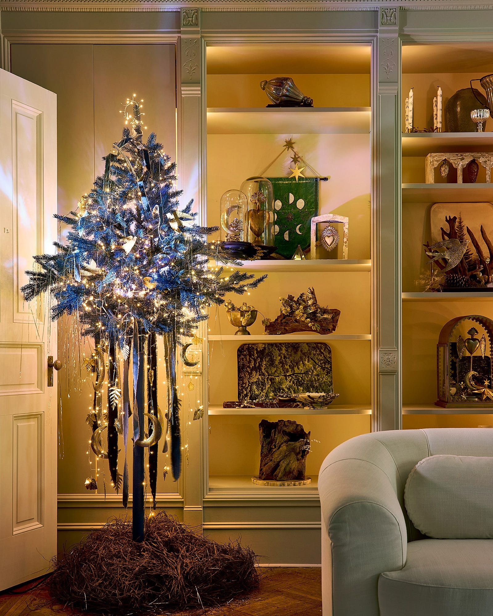Eclectic Christmas Tree on a Nest-Like Base Eclectic Christmas Tree on a Nest-Like Base — Alternative Christmas Trees