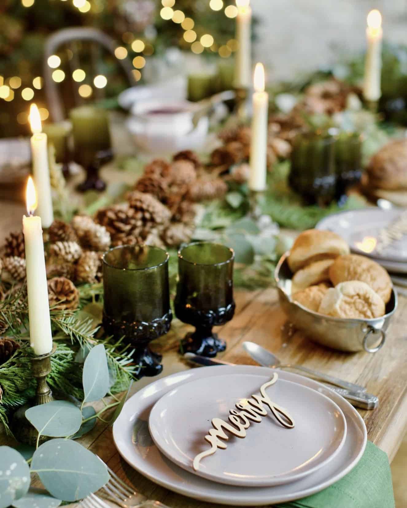 Rustic Christmas Table with Candlelight and Greenery Garland — Christmas Table Setting